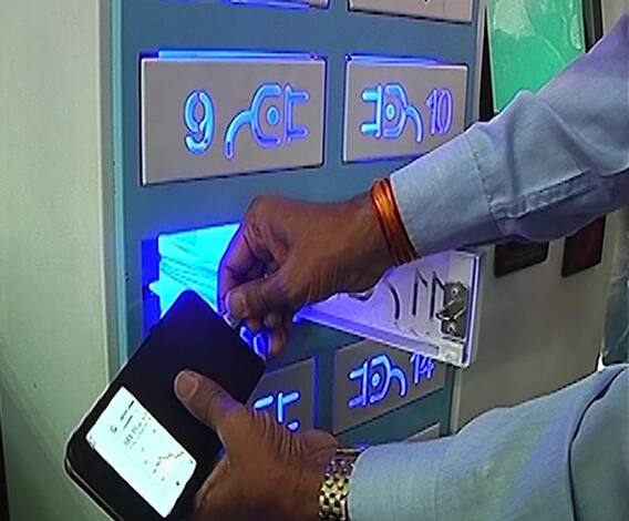 Pune Railway Stationवर खास सुविधा, दहा रुपये मोजून मोबाईल लॉकर्सची सुविधा | ABP Majha