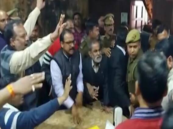 UP: नगरपालिका परिसर में वकीलों का हंगामा