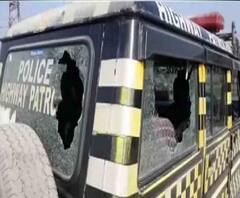 জলপাইগুড়ির জাতীয় সড়কের যানজটে দিলীপ ঘোষের অভিনন্দন যাত্রায় যোগ দিতে যাওয়ার সময় গাড়ি আটকে পড়ায় পুলিশের পেট্রোল ভ্যানে ভাঙচুর বিজেপি কর্মীদের