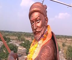 Chhatrapati Shivaji Maharaj Statue | उस्मानाबादमध्ये तीन मजली घरावर उभारला छत्रपतींचा भव्य पुतळा!