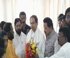 नवी मुंबई महापालिकेचे भाजपचे 4 नगरसेवक उद्धव ठाकरेंच्या भेटीला, शिवसेनेत जाण्याचे संकेत | ABP Majha