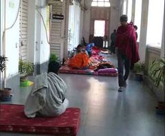 পড়ুয়া-বিক্ষোভে প্রেসিডেন্সিতে রাতভর ঘেরাও উপাচার্য, রেজিস্ট্রার সহ অধ্যাপকরা, সকালে অন্য দরজা দিয়ে বেরোলেন 