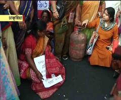 ৭ মাসে ৬ বার রান্নার গ্যাসের মূল্যবৃদ্ধি, প্রতিবাদে ঢাকুরিয়া ব্রিজের মুখে অবস্থান-বিক্ষোভ পশ্চিমবঙ্গ গণতান্ত্রিক মহিলা সমিতির 