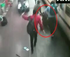 Bhubaneswar | रेल्वेखाली येणाऱ्या महिलेला रेल्वे पोलिसाकडून जीवनदान, घटना सीसीटीव्हीत कैद | ABP Majha