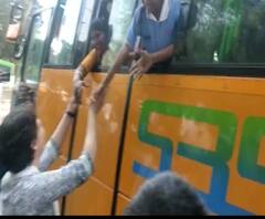 Priyanka Gandhi Meet Student | आंदोलनादरम्यान प्रियांका गांधींना स्कूलबसमधील मुलींची साद