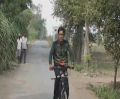 Special Report | गावातला खराखुरा रँचो, शेतकऱ्याच्या लेकाने बनवली पॅडल न मारताच चालणारी ई-सायकल | ABP Majha