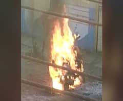 Rural News | बेळगावात बर्निंग बाईकचा थरार, उभ्या बाईकनं अचानक घेतली पेट | माझं गाव माझा जिल्हा | ABP Majha