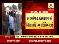 સુરત: બારડોલીના કોર્પોરેટરે JCB આગળ ઊભા રહીને ડિમોલિશનની કામગીરી અટકાવી, જુઓ વીડિયો 