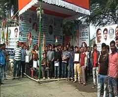 চুক্তিভিত্তিক শ্রমিকদের স্থায়ীকরণে টালবাহানার অভিযোগ, মিলন মেলার গেটে তালা ঝুলিয়ে দিল তৃণমূল প্রভাবিত সংগঠন