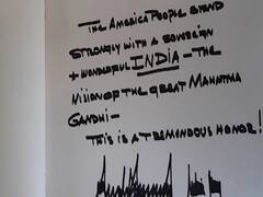 Donald Trump ने Rajghat के Visitors' Book में लिखा- अमेरिकी भारत के साथ मजबूती से खड़े हैं