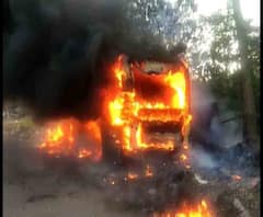 হাওড়া রেল মিউজিয়ামের পিছনে পরিত্যক্ত সরকারি বাসে আগুন