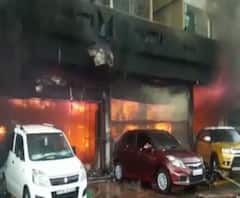 আনন্দপুরে বিধ্বংসী আগুন: ঘটনাস্থলে যাদবপুরের তৃণমূল সাংসদ মিমি চক্রবর্তী ও দমকল মন্ত্রী সুজিত বসু