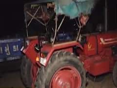 અરવલ્લીઃ મામેરામાં હાજરી આપવા જઇ રહેલા ટ્રેક્ટરને ડમ્પરે ટક્કર મારતા 25 લોકો ફંગોળાયા, જુઓ વીડિયો