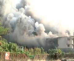 Dombivli MIDC | केमिकल कंपनीला भीषण आग, स्थानिकांमध्ये भीतीचं वातावरण | ABP Majha