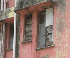 Special Report | मंत्र्यांच्या बंगल्यावर पैसे उधळणाऱ्यांनो, मृत्यूच्या दाढेतल्या कर्मचाऱ्यांची घरंही दुरुस्त करा! 