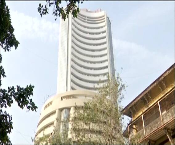Sensex falls by 450 points | सेन्सेक्समध्ये 450 अंकांची घसरण, शेअर बाजाराची नकारात्मक सुरुवात