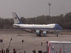 નમસ્તે ટ્રંપઃ અમદાવાદ એરપોર્ટ પર અમેરિકન પ્રિસેડેન્ટ ટ્રંપનું આગમન, જુઓ વીડિયો