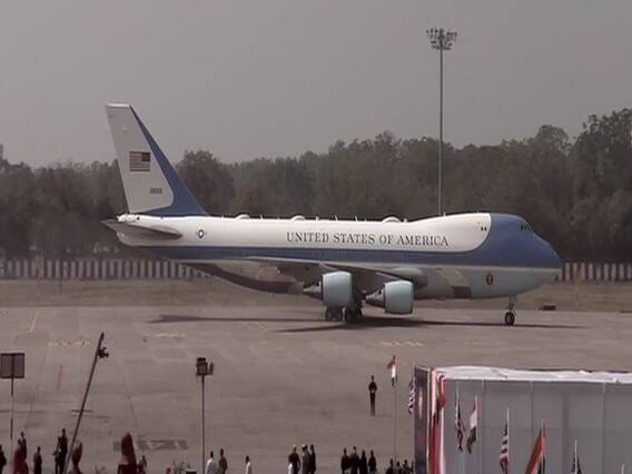 નમસ્તે ટ્રંપઃ અમદાવાદ એરપોર્ટ પર અમેરિકન પ્રિસેડેન્ટ ટ્રંપનું આગમન, જુઓ વીડિયો