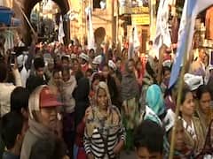 Delhi Election 2020: Arvind Kejriwal ने बदरपुर में किया रोड शो, समर्थकों की उमड़ी भीड़