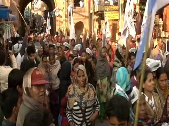 Delhi Election 2020: Arvind Kejriwal ने बदरपुर में किया रोड शो, समर्थकों की उमड़ी भीड़