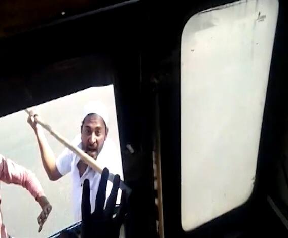 VIDEO | औरंगाबादेत बसचालकाला मारहाण, गाडीला जायला जागा न दिल्यानं संताप | ABP Majha