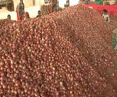 Onion Rate | लासलगाव, मनमाड, नाशिकच्या बाजार समित्यांमध्ये कांद्याच्या भावात मोठी घसरण | ABP Majha