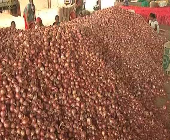 Onion Rate | लासलगाव, मनमाड, नाशिकच्या बाजार समित्यांमध्ये कांद्याच्या भावात मोठी घसरण | ABP Majha