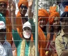 #NamasteyTrump | नमस्ते ट्रम्प कार्यक्रमात डोनाल्ड ट्रम्प आणि नरेंद्र मोदींचे मुखवटे घालून स्वागत 