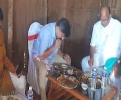 Pawar-Awhad's Adiwasi Meet | पवार आणि आव्हाडांचं झोपडीत जेवण कोंबडीचा रस्सा, तांदळाच्या भाकरीचा बेत