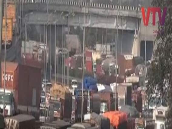 ટ્રક પલટી જતાં વડોદરા નેશનલ હાઈ-વે પર સર્જાયો ટ્રાફિકજામ, જુઓ વીડિયો