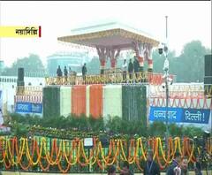 কেজরিবালের ছবি দিয়ে বানানো ময়ূরের পেখম পরে শপথ গ্রহণ অনুষ্ঠানে হাজির আপ সমর্থক, শেষ মুহূর্তের প্রস্তুতি দিল্লির রামলীলা ময়দানে