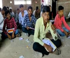 HSC Students | बीडमध्ये बारावीच्या विद्यार्थ्यांचे हाल, जमिनीवर बसून परीक्षा देण्याची वेळ | ABP Majha