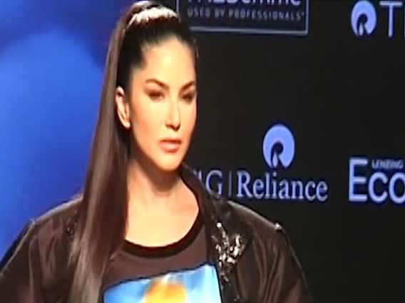 Lakme Fashion Week 2020 में Sunny Leone, Ananya Pandey समेत तमाम सितारों ने रैंप पर बिखेरा जलवा