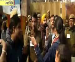 দিল্লিতে আপ কর্মীকে চড় মারার চেষ্টা কংগ্রেস প্রার্থী অলকা লাম্বার! 