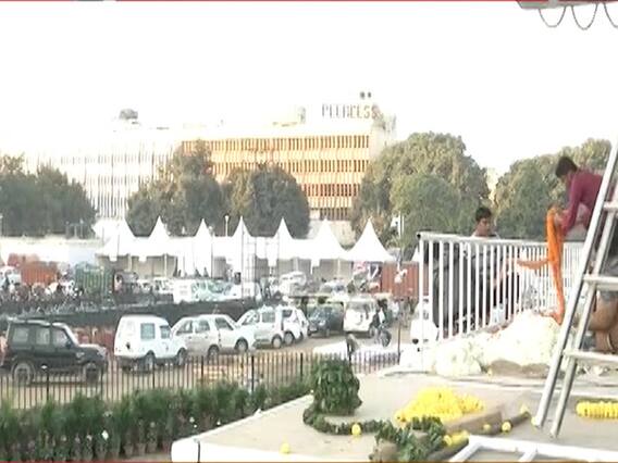 Arvind Kejriwal की शपथ के लिए तैयार है रामलीला मैदान, देखिए- कैसी हैं तैयारी