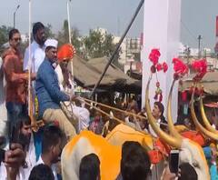 Indorikar Maharaj Rally | पिंपरी-चिंचवडच्या मोशीत इंदोरीकरांची कीर्तनाआधी बैलगाडीतून मिरवणूक