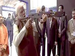 PM Modi का सैनिक वाला अंदाज, कंधे पर बट और एक आंख बंद ! DEFENCE EXPO 2020