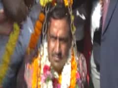 Minister's welcome roadshow holds up ambulance, patient dies | Ghanti Bajao 