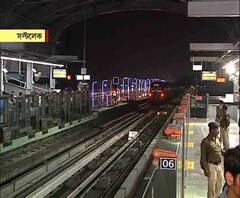 ইস্ট-ওয়েস্ট মেট্রোর ইতিহাসের সাক্ষী হতে সেক্টর ফাইভ স্টেশনে ভিড়, টিকিটের সঙ্গে গোলাপ দিয়ে স্বাগত যাত্রীদের