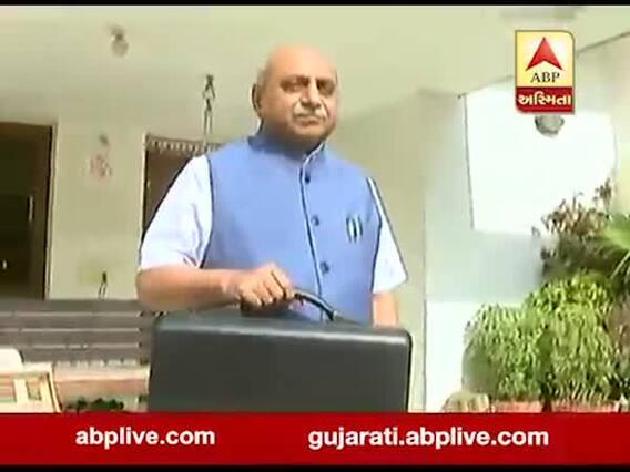 બજેટ માટે નિકળતાં પહેલાં નીતિન પટેલ બોલ્યાઃ પાછળ સાચવજો ભઈલા, જુઓ વીડિયો