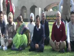 Delhi Violence: राजघाट पहुंचे CM Kejriwal और Manish Sisodia, लोगों से शांति बनाए रखने की अपील की