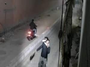 Man strangulates pedestrians for loot, caught on CCTV  | Sansani