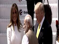 अहमदाबाद एयरपोर्ट पहुंचे Donald Trump, PM Modi ने गले लगाकर किया स्वागत