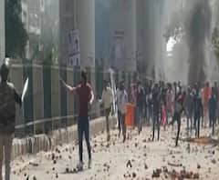 দিল্লি হিংসা: ভাইরাল হল পাথর ছোড়ার ভিডিও, দেখুন