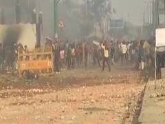 CAA Protest: उपद्रवियों ने दिल्ली पुलिस पर पत्थर और गोलियों के बाद गर्म पानी से हमला किया