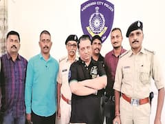 વડોદરાનો ઠગગુરુઃ પોલીસે એક હૉટલ પરથી બગલામુખી મંદિરના પાખંડી ગુરુ પ્રશાંત ઉપાધ્યાયને પકડી પાડ્યો, જુઓ વીડિયો