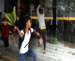 সিএমআরআইতে প্রসূতি-মৃত্যু: পুলিশের সামনেই চিকিৎককে সপাটে চড় মৃতের আত্মীয়দের! কড়া নিন্দা শহরের বিশিষ্ট চিকিৎসকদের