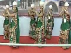 અમદાવાદ એરપોર્ટ પર ગુજરાતી છોકરીઓએ કર્યા ગરબા અને પછી શું કહ્યું? જુઓ વીડિયો