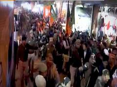 चुनाव घोषणापत्र में मुफ्त वाले लालच देकर क्या राजनीति दल, जनता को बुनियादी चीजें देने से बचते हैं?