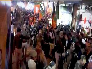 How political parties woo voters with free things | Ghanti Bajao